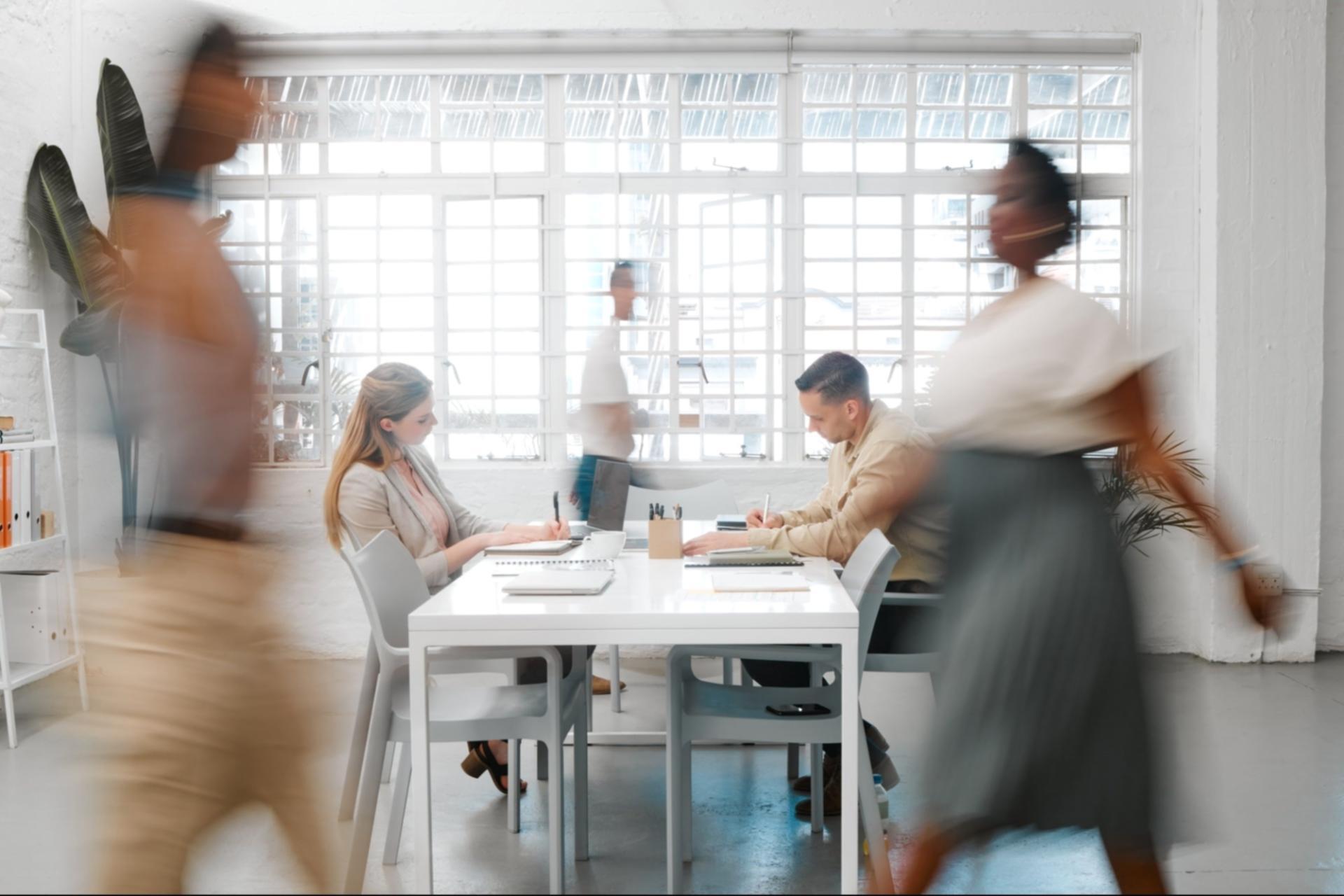 Deltagere arbejder med budgetstrategi
